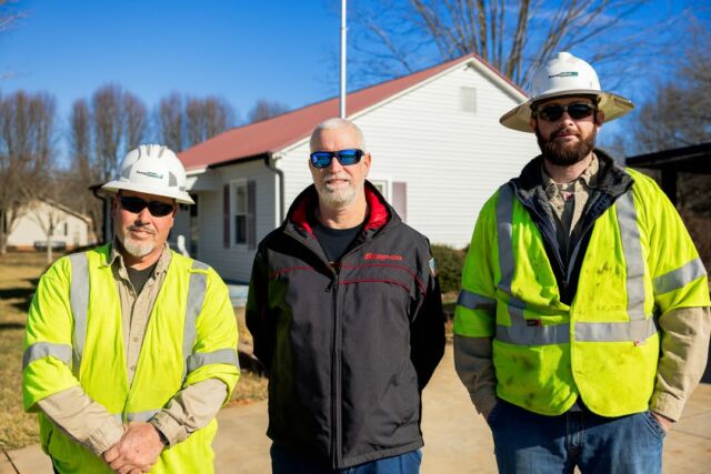 👏 𝙎𝙖𝙛𝙚𝙩𝙮 𝙛𝙞𝙧𝙨𝙩. 𝙎𝙚𝙧𝙫𝙞𝙘𝙚 𝙖𝙡𝙬𝙖𝙮𝙨. 

When Wayne, an EU member, needed a tree removed near his power line,  Donnie and Ross stepped in. They trimmed the branches growing into the line so Wayne could safely remove the tree. ⚡🌳  

 #EUDifference