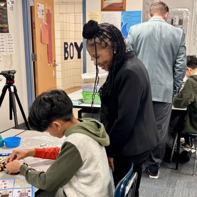 𝗖𝗼𝗺𝗺𝗶𝘁𝗺𝗲𝗻𝘁 𝘁𝗼 𝗖𝗼𝗺𝗺𝘂𝗻𝗶𝘁𝘆 🏫 

EnergyUnited sponsored a STEM project at West Iredell Middle School, showing students how energy powers our lives and how careers in STEM shape the future! ⚡ 

#EUDifference